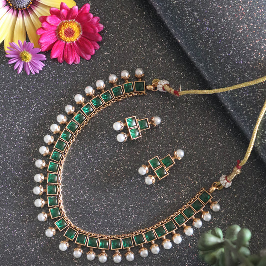 Emerald Aura Set – Green Stone & Pearl Necklace with Earrings